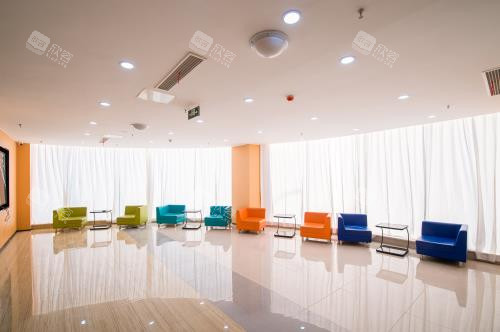 潍坊中牙口腔医院内部大厅环境