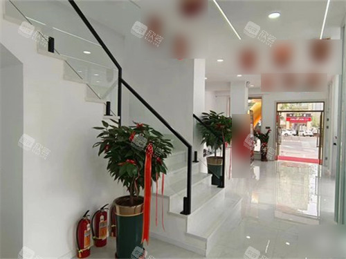 大连世康口腔开发区店楼梯口