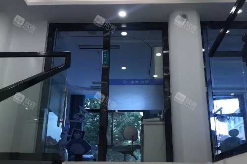 临海顶新口腔陈峁：诊疗，重塑您的自信笑容