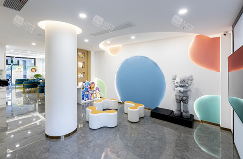 台州临海顶新口腔儿牙候诊区环境图 台州临海顶新口腔儿牙候诊区环境图