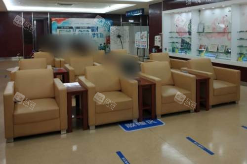 成都新视界眼科医院散瞳候诊区